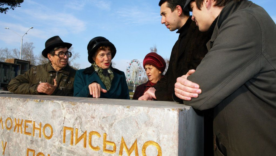 Барнульские комсомольцы 60-х общаются с комсомольцами 2000-х у памятного знака, под которым в 1968-году была заложена капсула с посланием грядущему поколению.
