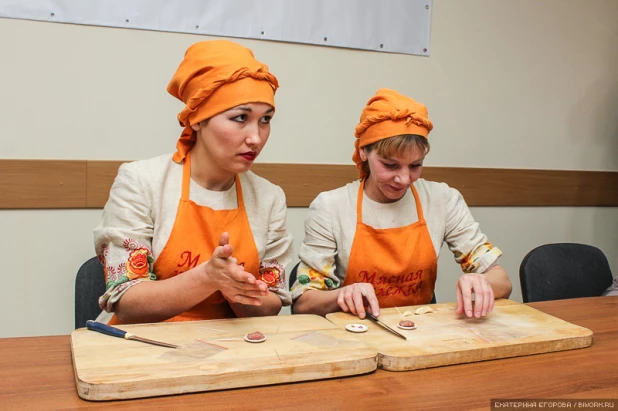 В Бийске слепили самый маленький пельмень.