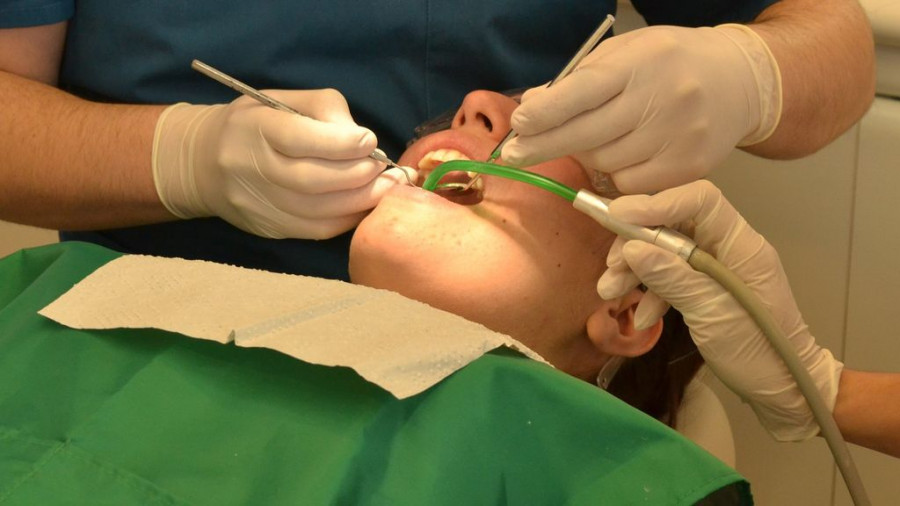Стоматолог, лечение зубов.