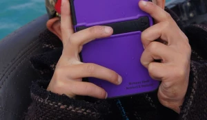 Мобильный телефон в руках у ребенка.