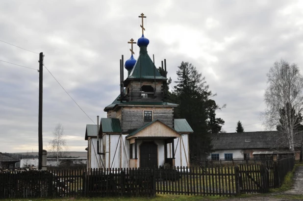 Алтайские православные и джиперы устроили трофи-экспедицию по исчезнувшим деревням.