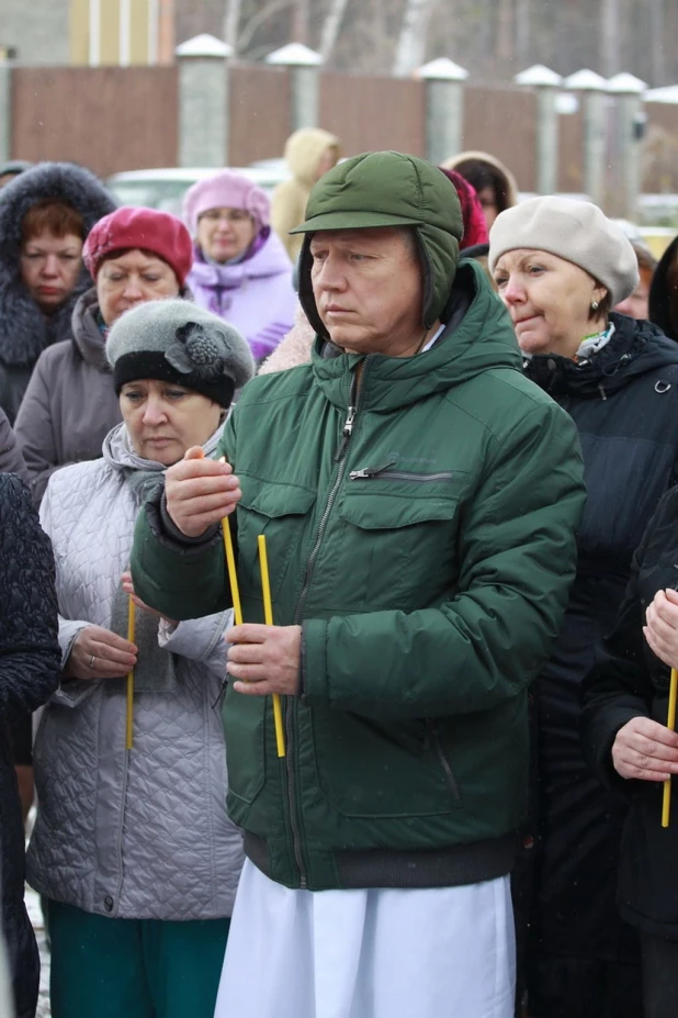 Освящение креста и закладного камня во основание храма Святителя Луки возле краевой клинической больницы.