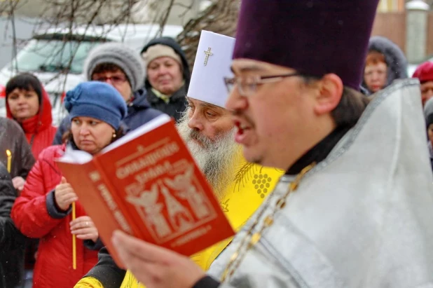 Освящение креста и закладного камня во основание храма Святителя Луки возле краевой клинической больницы.