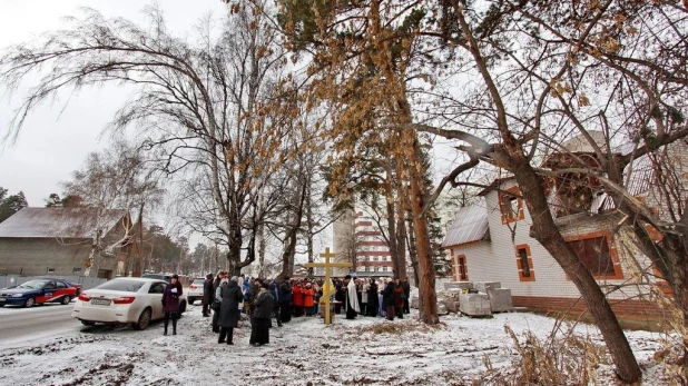 Освящение креста и закладного камня во основание храма Святителя Луки возле краевой клинической больницы.