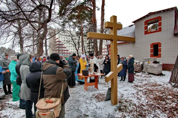 Освящение креста и закладного камня во основание храма Святителя Луки возле краевой клинической больницы.