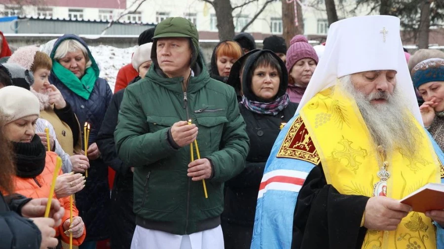 Освящение креста и закладного камня во основание храма Святителя Луки возле краевой клинической больницы.