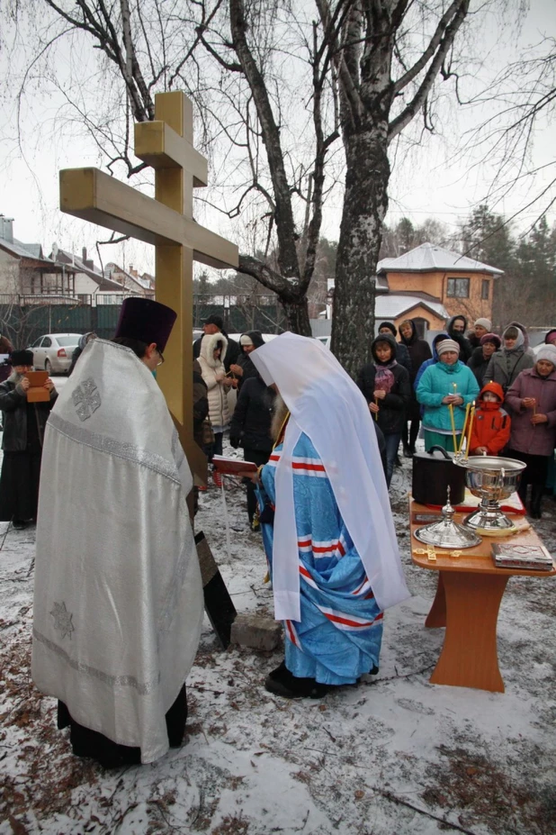 Освящение креста и закладного камня во основание храма Святителя Луки возле краевой клинической больницы.