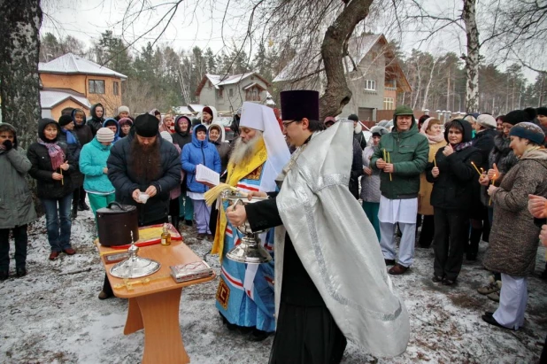 Освящение креста и закладного камня во основание храма Святителя Луки возле краевой клинической больницы.