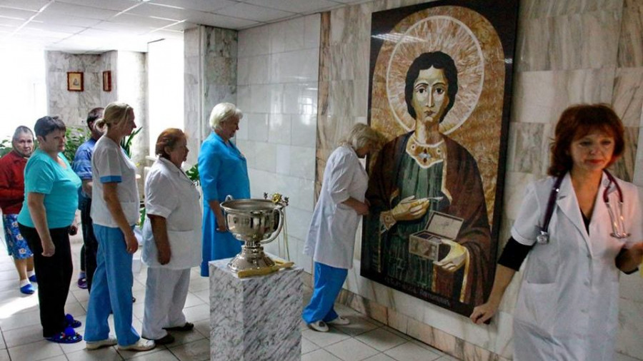 В краевой клинической больнице появилась камнерезная икона святого великомученика и целителя Пантелеймона.