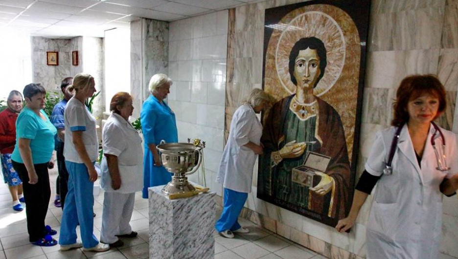 В краевой клинической больнице появилась камнерезная икона святого великомученика и целителя Пантелеймона.