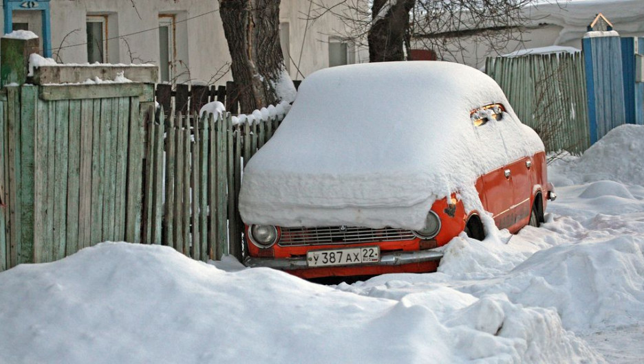 Снегопад. Машина под снегом.