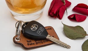 Ключи от автомобиля, алкоголь.