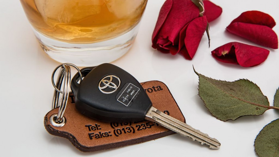 Ключи от автомобиля, алкоголь.
