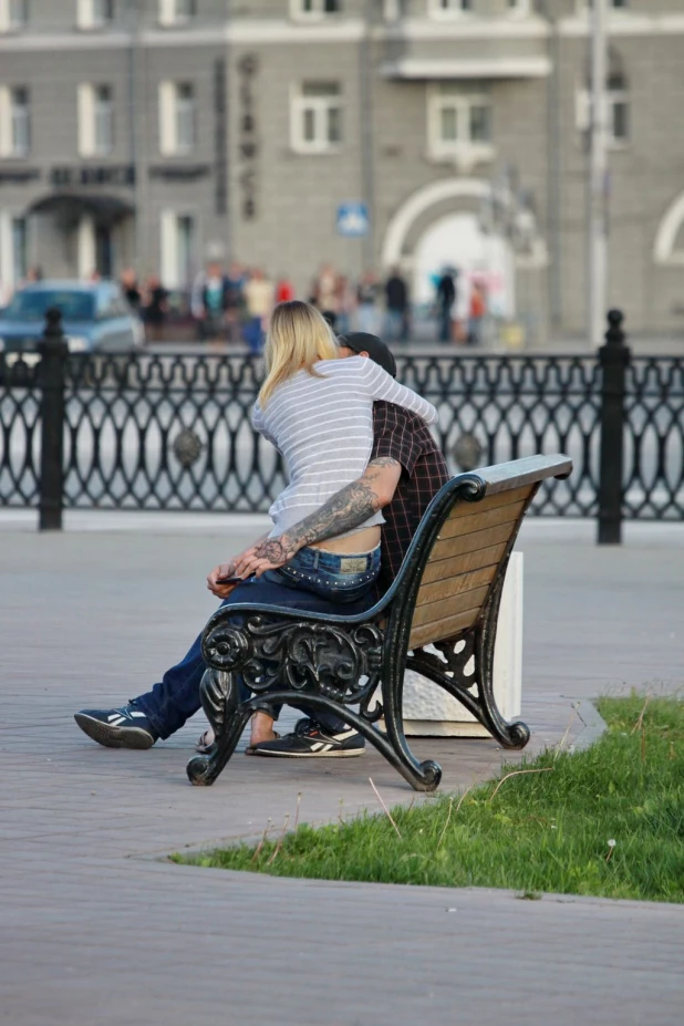 Барнаул целуется и обнимается.