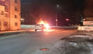 В Барнауле горел автомобиль.