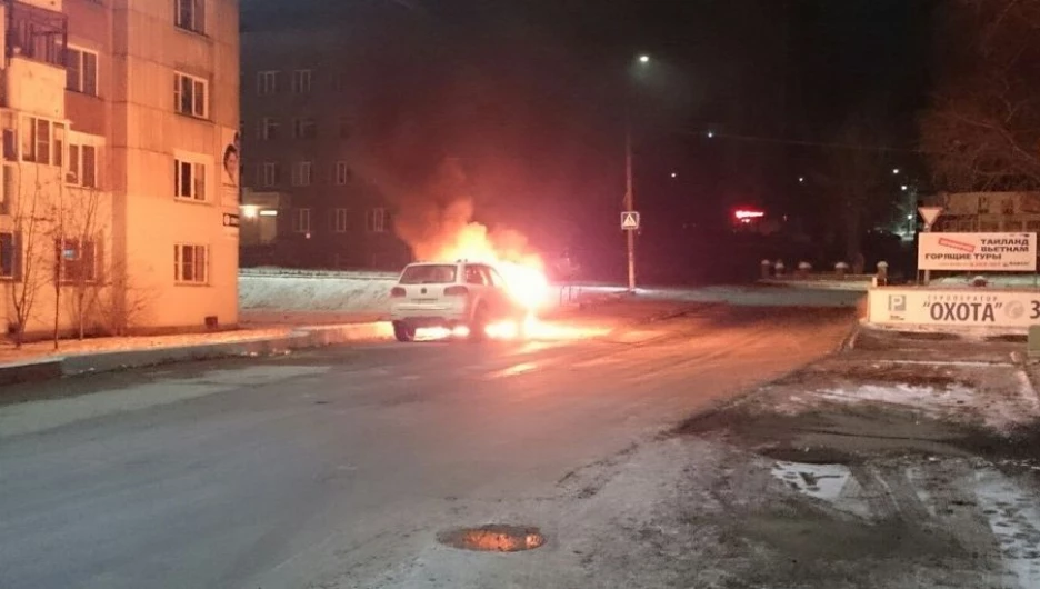 В Барнауле горел автомобиль.
