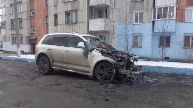 В Барнауле горел автомобиль.