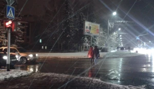 Пешеходный переход вечером.