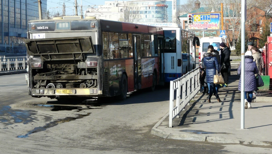 Авария на пл. Спартака в Барнауле. 5 ноября.