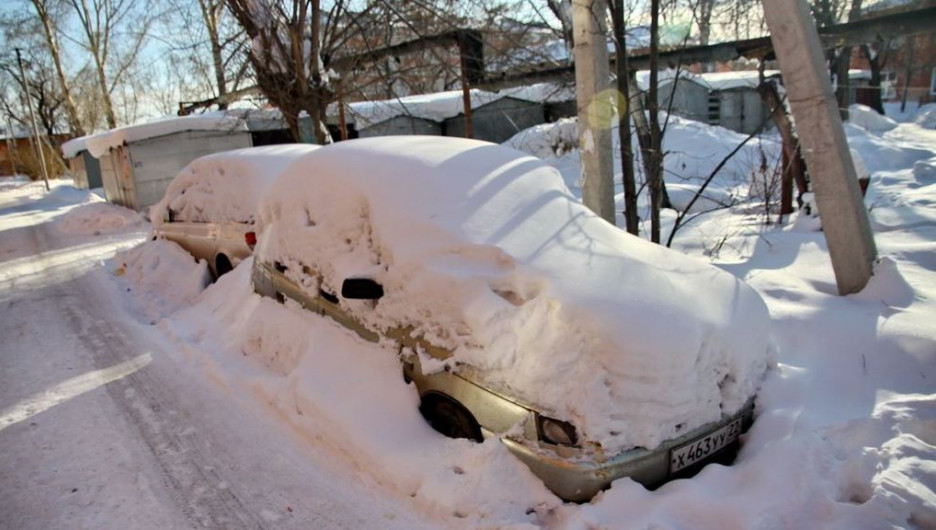 Автомобили под снегом.