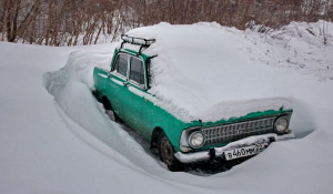 Автомобиль под снегом.