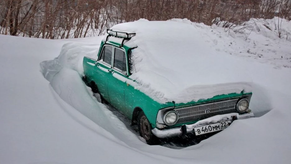 Автомобиль под снегом.