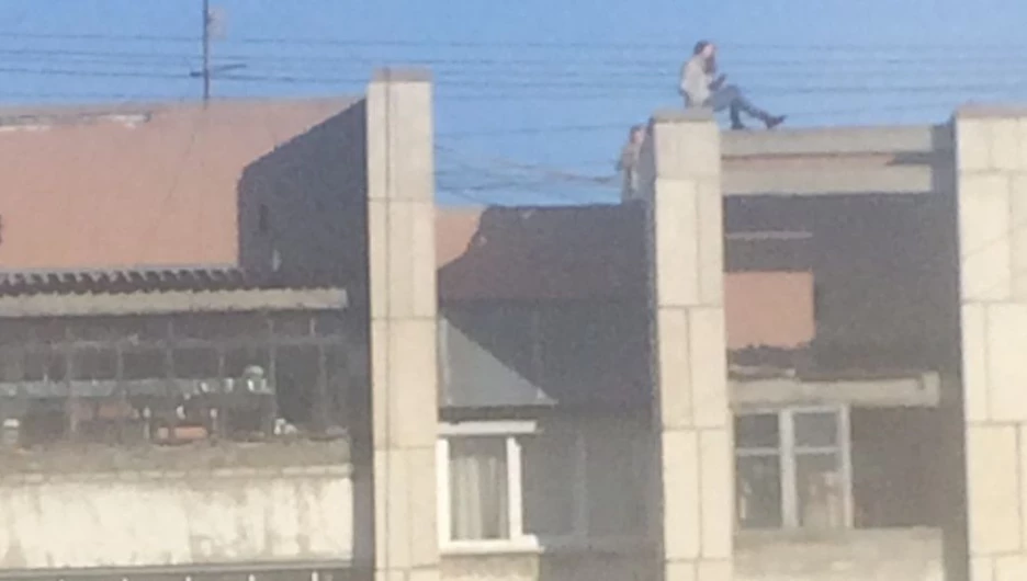 Девушка из Барнаула залезла на крышу, чтобы сделать селфи.