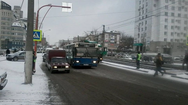 На Красноармейском столкнулись МАЗ и пассажирский автобус.