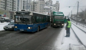 На Красноармейском столкнулись МАЗ и пассажирский автобус.