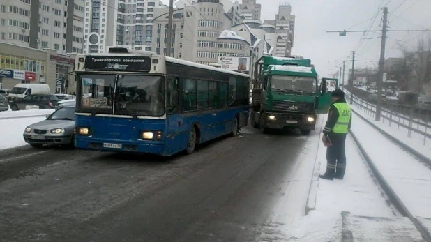 На Красноармейском столкнулись МАЗ и пассажирский автобус.