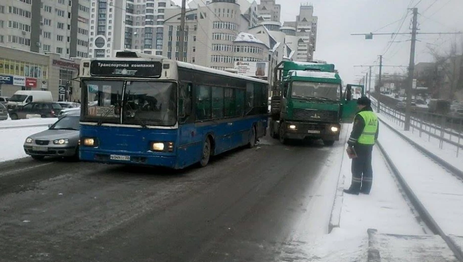 На Красноармейском столкнулись МАЗ и пассажирский автобус.