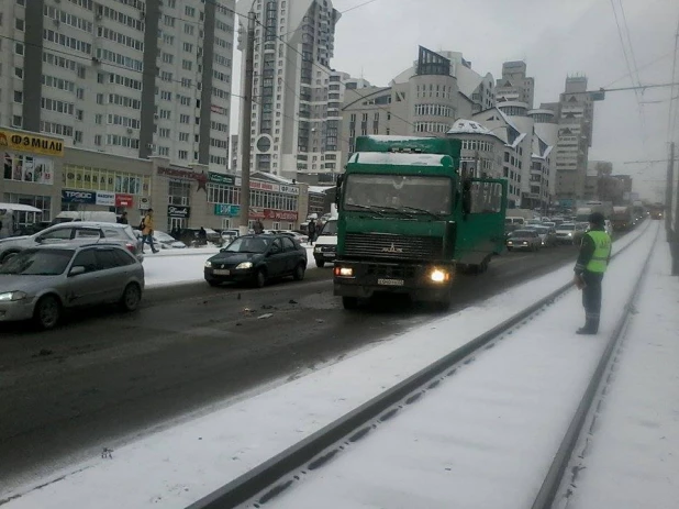 На Красноармейском столкнулись МАЗ и пассажирский автобус.