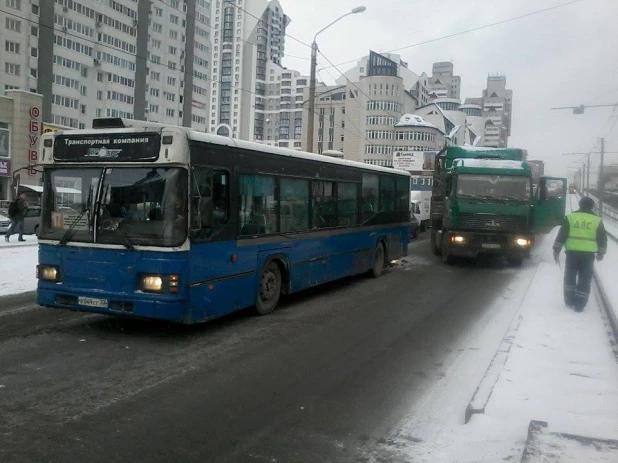 На Красноармейском столкнулись МАЗ и пассажирский автобус.