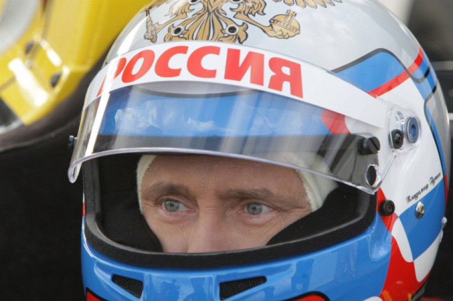 Президент Владимир Путин сел за руль гоночного болида &quot;Формулы 1&quot;.