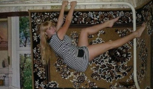Трэшовые фотографии девушек на фоне ковров.