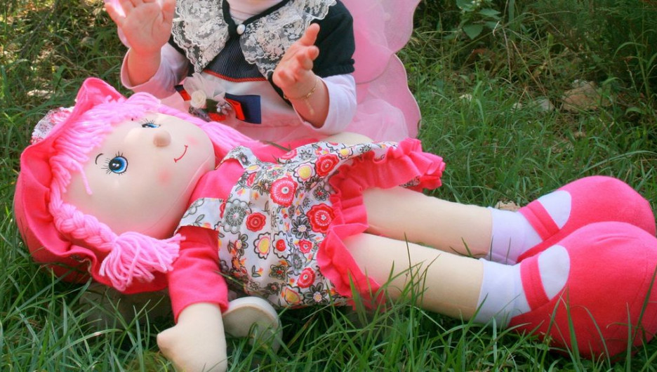 Ребенок с куклой.
