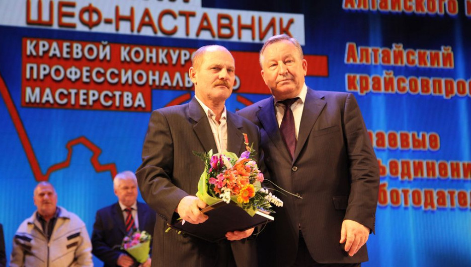 Сергей Пендюр получает заслуженную награду.