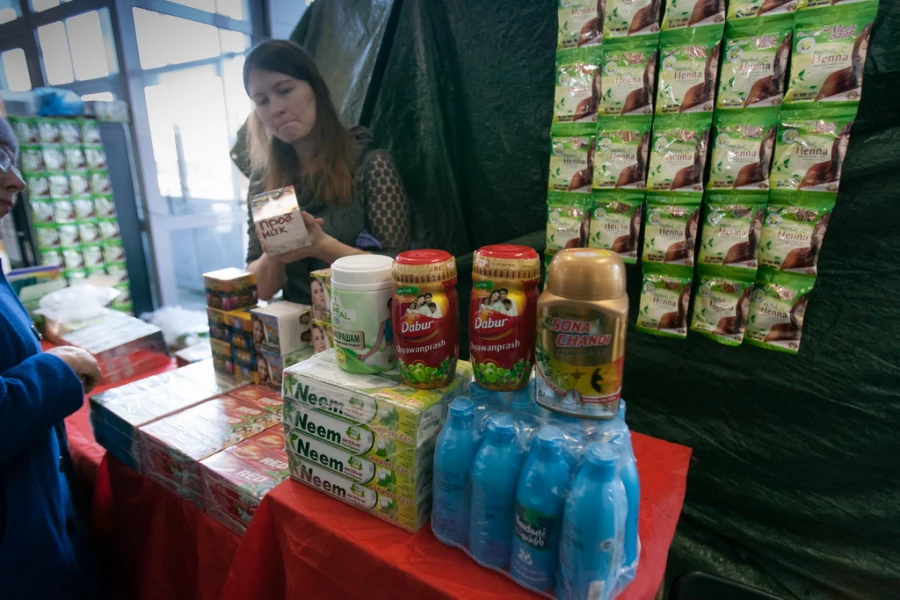 Зимняя ярмарка индийских товаров в Барнауле.