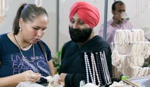 Зимняя ярмарка индийских товаров в Барнауле.