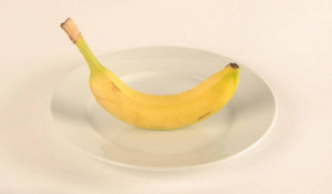 Средних размеров  банан.