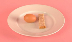 Одно вареное яйцо среднего размера (57 г) и кусочек хлеба.