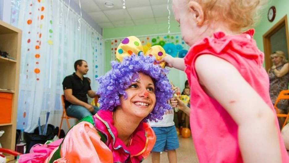 "Корпорация праздников Анастасии Баженовой" решила подарить барнаульцам радость и веселье.