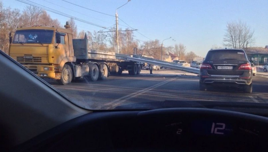 На Змеиногорском из грузовика вывалились плиты.