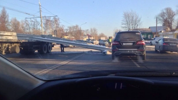 На Змеиногорском из грузовика вывалились плиты.