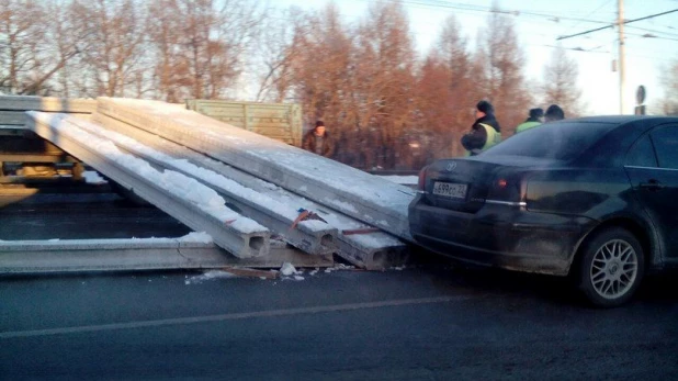 На Змеиногорском из грузовика вывалились плиты.