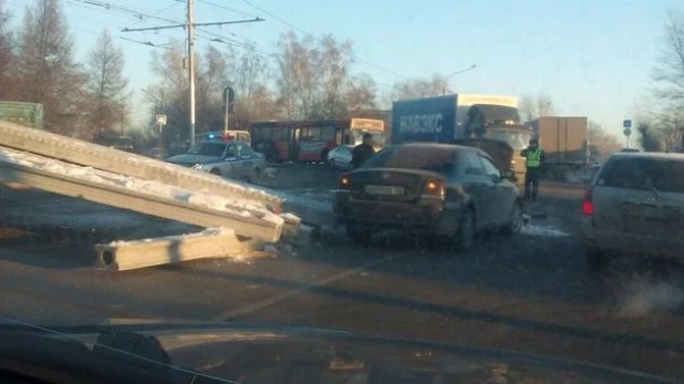 На Змеиногорском из грузовика вывалились плиты.