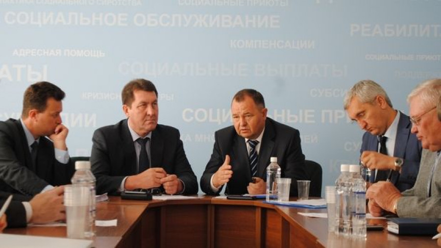 На фото по центру слева направо: Сергей Дугин, Борис Трофимов и Виталий Снесарь.