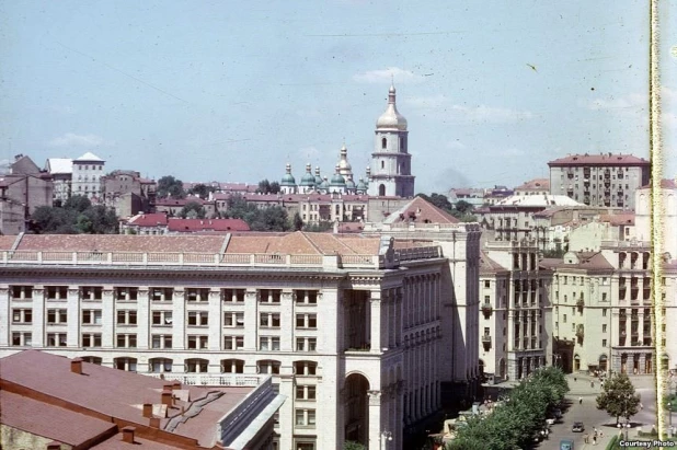 Центр Киева. Виден Крещатик, большое здание на углу - Главпочтамт. На заднем плане - Софийский собор/