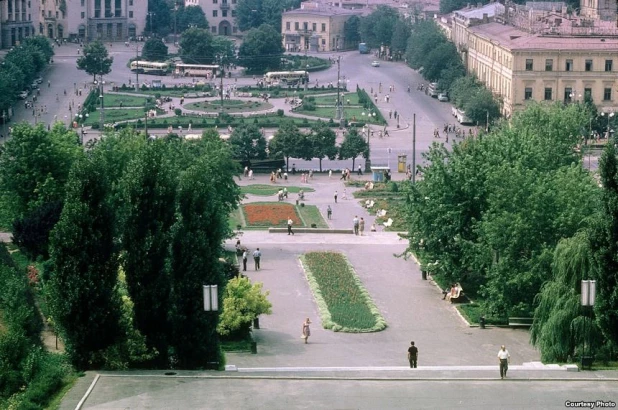 Центральная площадь Киева - в 1963 году она носила имя Калинина. Теперь это Майдан Незалежности.