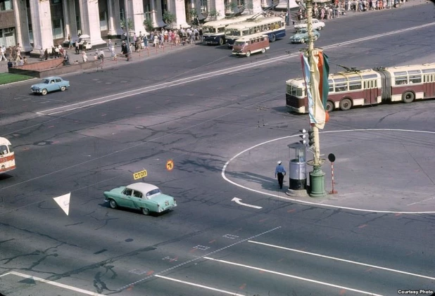 Манежная площадь в Москве, частично видно здание гостиницы "Москва", снесенной в 2004 году.